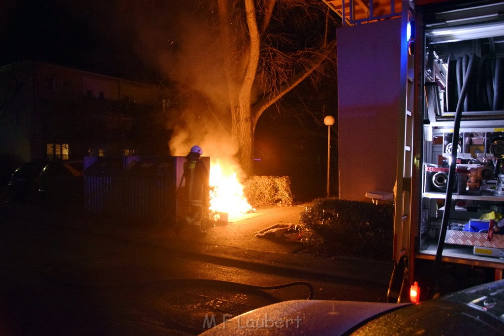 Mehrere Muell Sperrmuellbraende Köln Vingst Ansbacherstr P05.JPG - Miklos Laubert